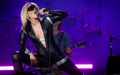 Miley Cyrus añade seis nuevas canciones a su disco en vivo.