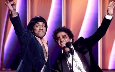 Silk Sonic sorprende en la apertura de los Grammys 2022.