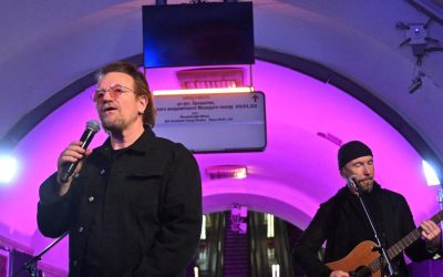 Sorprende la aparición de U2 en una estación de metro en Ucrania, que sirve como refugio antiaéreo.