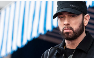 Eminem celebra 20 años con material inédito.