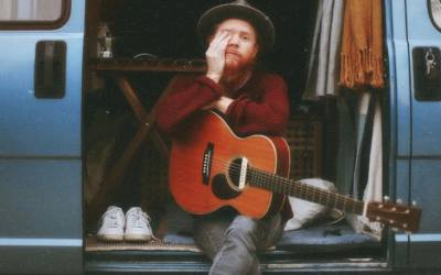 Stu Larsen estrena el 2022 con “Part Time Lover”, una canción de espíritu viajero, como él.
