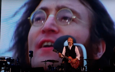 Sir Paul McCartney se juntó con el difunto John Lennon durante su presentación en el Glastonbury.