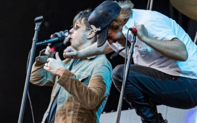 The Strokes invita a Eddie Vedder de Pearl Jeam al escenario.