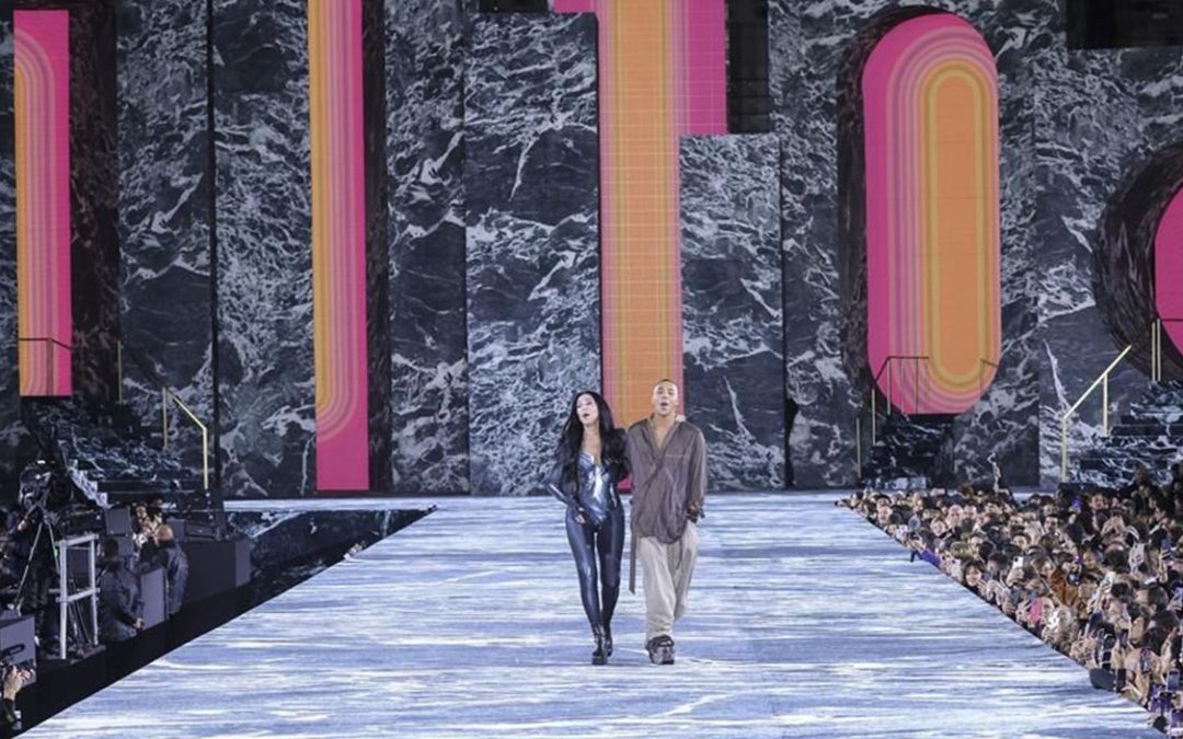 Cher desfila en la Semana de la Moda en Paris Fashion Week para Balmain