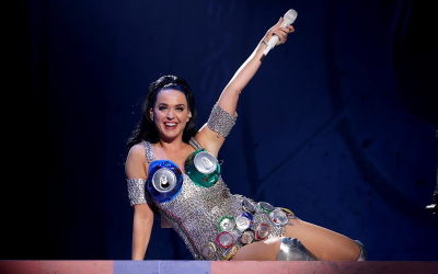 Katy Perry muestra un inusual comportamiento en su show