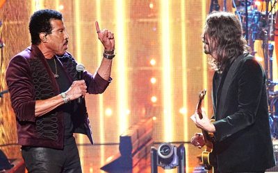 Dave Grohl junto a Lionel Richie en el show del Rock & Roll Hall Of Fame