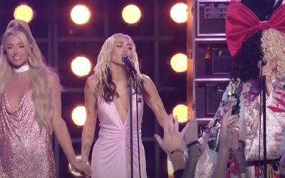 Miley Cyrus, Dolly Parton, Paris Hilton y Sia cantan «Stars Are Blind» en un show