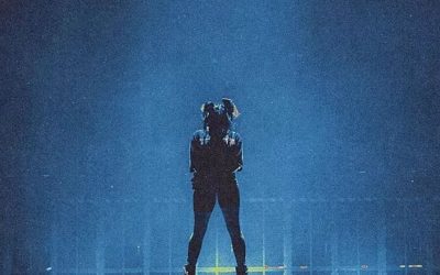 Billie Eilish canta en acústico para los fans que aguantaron el diluvio antes de la cancelación de su show