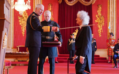 Brian May fue nombrado caballero por el Rey Carlos III