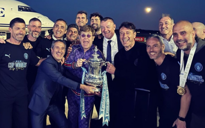 Elton John recibe una serenata de parte del plantel del Manchester City