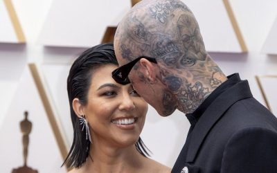 Kourtney Kardashian sorprende a Travis Barker durante un concierto de Blink 182.