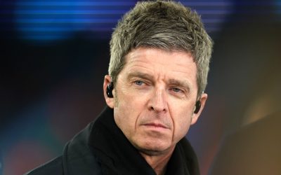 Noel Gallagher toca para los viajeros en el aeropuerto de Florida