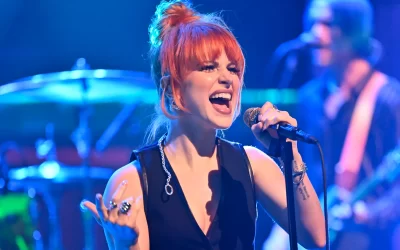 Hayley Williams de Paramore pierde micrófono durante presentación y el público sorprende con su reacción