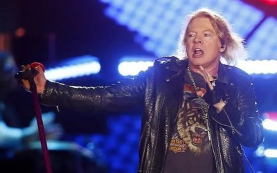 Axl Rose se cae durante un concierto de Guns N’ Roses en Londres