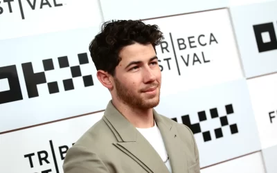 Nick Jonas asusta al público al caerse en un agujero mientras cantaba sobre el escenario