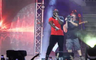 50 Cent lanza un micrófono a una fans en pleno show
