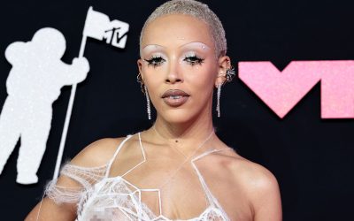 Doja Cat sorprende a los peatones colocando una escultura de ella en plena calle
