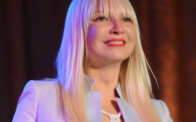 Sia presume un radical cambio en su rostro después de confesar que se sometió a una cirugía plástica facial