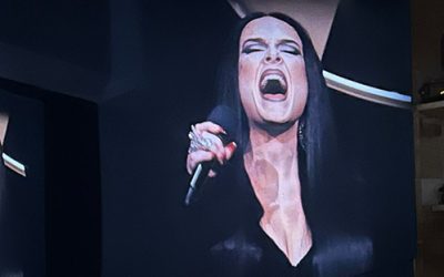 Adele se disfraza de Morticia Addams para su último concierto en Las Vegas