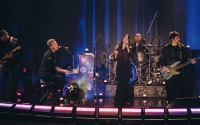 Selena Gómez hace presentación sorpresa en el concierto de Coldplay