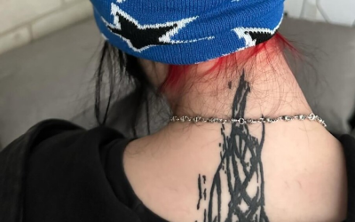 Billie Eilish causa revuelo en redes sociales con enorme tatuaje en su espalda y confunde a fanáticos