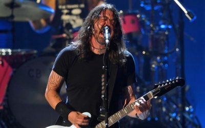 Dave Grohl usa un cartel como recordatorio de la prohibición bajo pena de cárcel en el concierto de Abu Dhabi