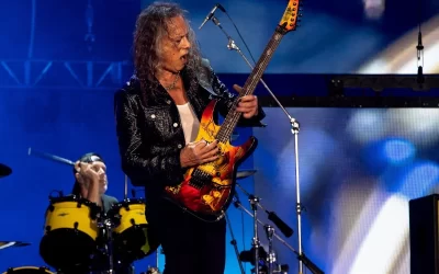 Kirk Hammett de Metallica sufre una aparatosa caída en el escenario durante un concierto