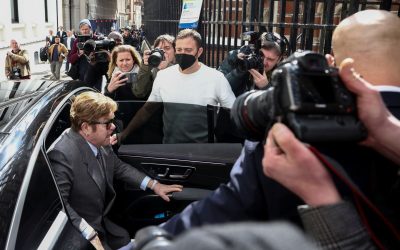 Elton John gana la demanda a un diario británico por acecho ilegal