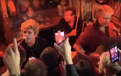Green Day sorprende a sus seguidores al dar un concierto sorpresa en un pub
