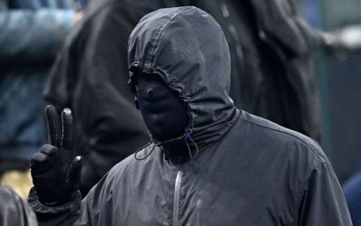 Kanye West asistió a un partido de fútbol con una particular vestimenta