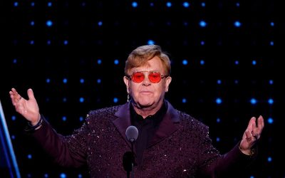 Elton John prepara nuevo material en estudio y en teatro luego de dejar atrás complicaciones médicas
