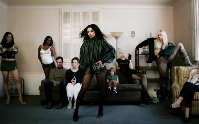 Charli XCX acaba de lanzar el video más icónico acompañada de celebridades