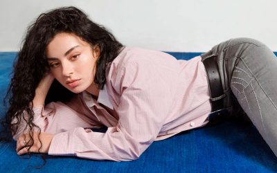 Charli XCX Lanza nuevo álbum Deluxe y anuncia gira mundial
