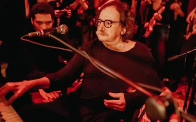 Charly García sorprende con su reaparición en un escenario y toca dos de sus éxitos musicales