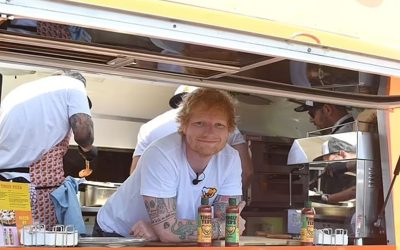 Ed Sheeran sorprendió sirviendo pizza y salsa a los compradores en un supermercado