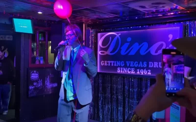 Chris Martin se disfraza para cantar un nuevo tema de su banda de incógnito en un karaoke