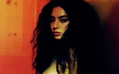 Charli XCX lidera las nominaciones a los BRIT Awards e incursiona en el mundo del cine