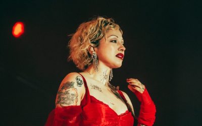 Mon Laferte se lanza contra Justin Timberlake en pleno escenario