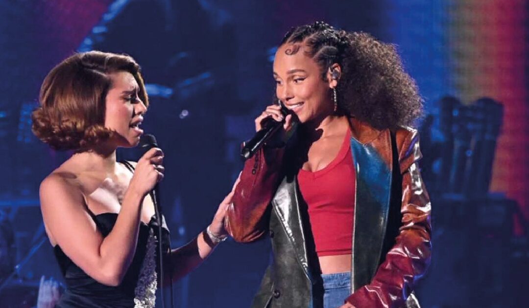 Alicia Keys y RAYE emocionan en American Idol