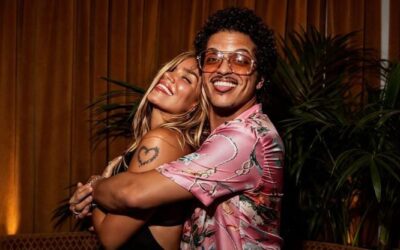 ¿NACE UN NUEVO ROMANCE DE PELÍCULA? BRUNO MARS LE LLEVA SERENATA A KAROL G EN SU NUEVO VIDEOCLIP «DANCE WITH ME»