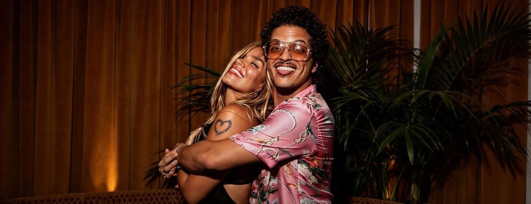 ¿NACE UN NUEVO ROMANCE DE PELÍCULA? BRUNO MARS LE LLEVA SERENATA A KAROL G EN SU NUEVO VIDEOCLIP «DANCE WITH ME»